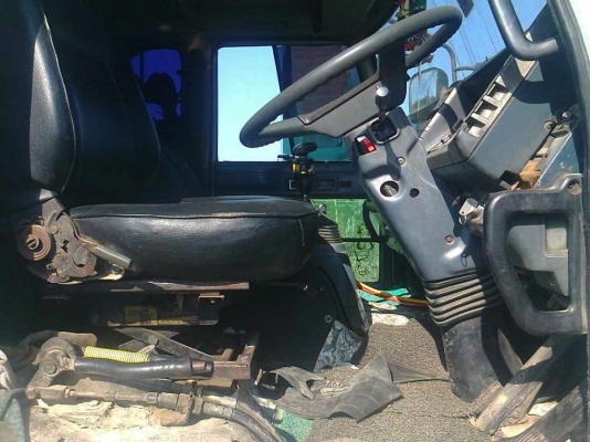 รถอิซูซุ 10 ล้อดั๊ม เปลื่ยนเครื่อง 270 แรงม้า ( ขายแม่ลูก ) ( ขาวทำฟ้า )  สนใจติดต่อ 081 - 6079515