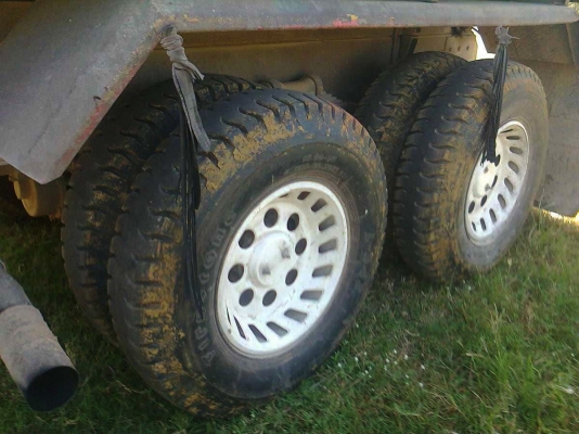 รถอิซูซุ 10 ล้อดั๊ม เปลื่ยนเครื่อง 270 แรงม้า ( ขายแม่ลูก ) ( ขาวทำฟ้า )  สนใจติดต่อ 081 - 6079515