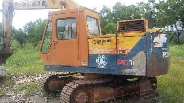 ขายรถแบคโฮKOMATSU  pc 100-2เก่านอกมีไลหัวเจาะพร้อมใช้ราคา550,000