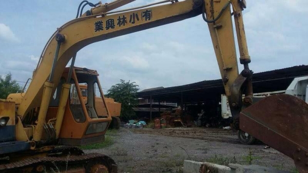 ขายรถแบคโฮKOMATSU  pc 100-2เก่านอกมีไลหัวเจาะพร้อมใช้ราคา550,000