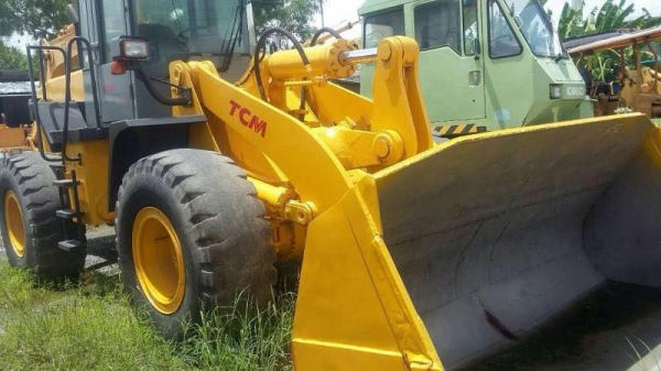 ขายรถตักล้อยาง TCM  L 32   หัวเก๋งสวยเก่านอกเอกสารพร้อมราคา2,250,000 090-772-3710 090-772-3708