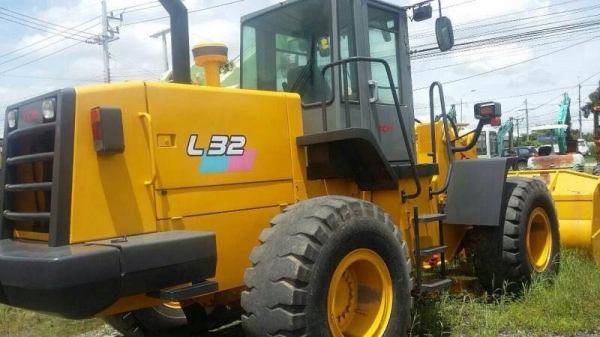 ขายรถตักล้อยาง TCM L 32 หัวเก๋งสวยเก่านอกเอกสารพร้อมราคา2,250,000 090-772-3710 090-772-3708 ขายรถตักล้อยาง TCM L 32 หัวเก๋งสวยเก่านอกเอกสารพร้อมราคา2,250,000 090-772-3710 090-772-3708