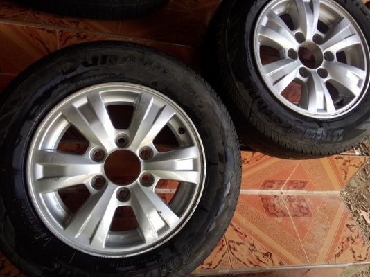 ล้อแม็ก มิตซู เดิมโรงงาน 16x7 นิ้ว พร้อมยาง 215/65 R16 ขาย 3000 และคู่หลังมาสด้า bt50 ล้อ 15 นิ้ว 2500 พร้อมยาง 215/70 R15    ล้อมีริ้วรอยตามภาพและการใช้งานครับ