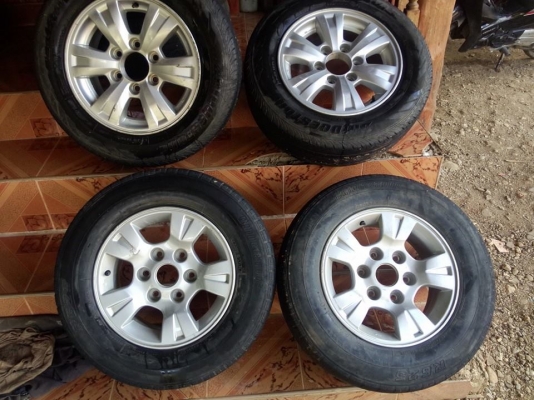 ล้อแม็ก มิตซู เดิมโรงงาน 16x7 นิ้ว พร้อมยาง 215/65 R16 ขาย 3000 และคู่หลังมาสด้า bt50 ล้อ 15 นิ้ว 2500 พร้อมยาง 215/70 R15    ล้อมีริ้วรอยตามภาพและการใช้งานครับ