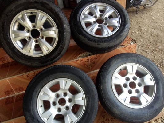 ล้อแม็ก มิตซู เดิมโรงงาน 16x7 นิ้ว พร้อมยาง 215/65 R16 ขาย 3000 และคู่หลังมาสด้า bt50 ล้อ 15 นิ้ว 2500 พร้อมยาง 215/70 R15    ล้อมีริ้วรอยตามภาพและการใช้งานครับ