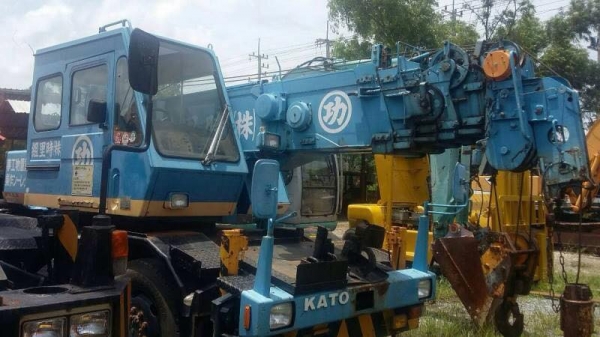 ขายรถเครน  KATO  KR-10HM  5 ton   รถสวยพร้อมใช้ราคา 1,350,000 090-772-3710 090-772-3708