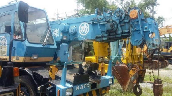 ขายรถเครน  KATO  KR-10HM  5 ton   รถสวยพร้อมใช้ราคา 1,350,000 090-772-3710 090-772-3708