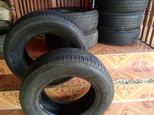 ขายถูกๆๆยาง Bridgestone 265/65 R17  ปี 12  ยางสวยดอกยังเหลือเยอะครับ  ใช้ได้อีกนาน