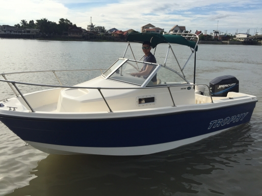 เรือ Trophy2802