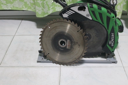 เลื่อยวงเดือน ฮิตาชิ ขนาดใบ 9 นิ้ว ตัวเครื่องสภาพพร้อมเอาไปใช้งานได้เลยครับ ผ่าไม้ใหญ่ๆได้เลยครับ