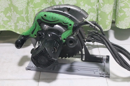 เลื่อยวงเดือน ฮิตาชิ ขนาดใบ 9 นิ้ว ตัวเครื่องสภาพพร้อมเอาไปใช้งานได้เลยครับ ผ่าไม้ใหญ่ๆได้เลยครับ