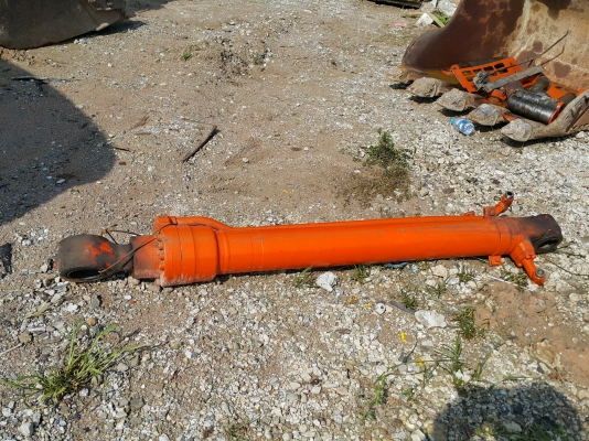 ขายด่วน กระบอกHITACHI EX200 มีกระบอกยก กระบอกบุ้งกี๋