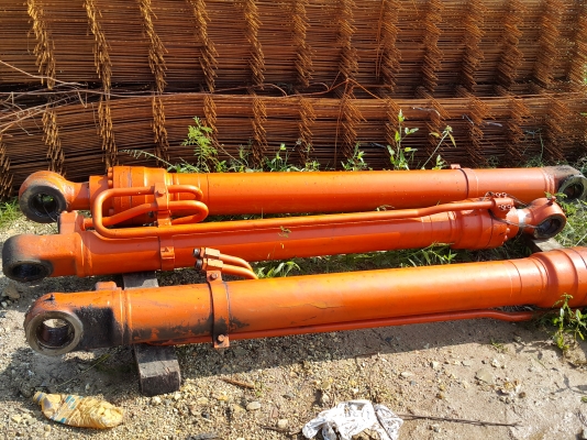 ขายด่วน กระบอกHITACHI EX200 มีกระบอกยก กระบอกบุ้งกี๋