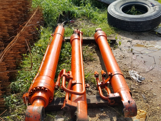 ขายด่วน กระบอกHITACHI EX200 มีกระบอกยก กระบอกบุ้งกี๋