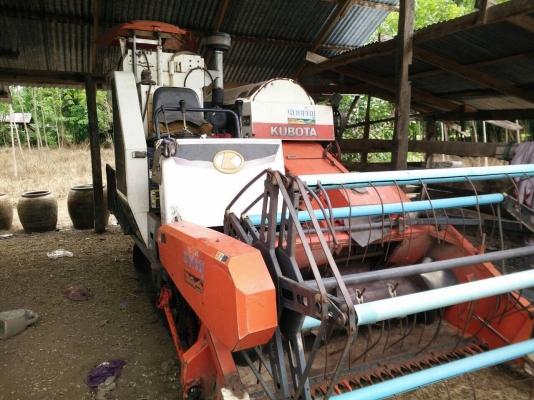 ด่วน!!!!!!รถเกี่ยวข้าวKOBOTA รุ่น DC60plus ปี52  พร้อมพ่วงลาก ราคา269,000บาท