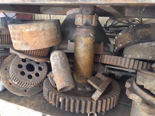 เกียร์และชุดเพลาของแทรกเตอร์ D20....ถอดตั้งเก็บไว้ ไม่ได้ใช้แล้วตอนนี้...เลยขาย