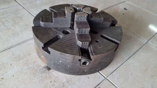 4 จับ แท่นกลึง ขนาดผ่านศูนย์กลาง 12 นิ้ว ฟันแน่น ๆ 4,000