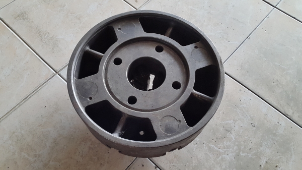 4 จับ แท่นกลึง ขนาดผ่านศูนย์กลาง 10 นิ้ว ฟันแน่น ๆ ลดราคาเหลือ 2,000