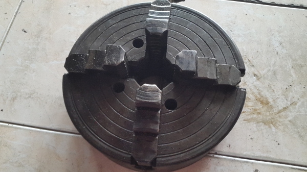 4 จับ แท่นกลึง ขนาดผ่านศูนย์กลาง 10 นิ้ว ฟันแน่น ๆ ลดราคาเหลือ 2,000