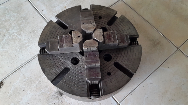 4 จับ แท่นกลึง ขนาดผ่านศูนย์กลาง 10 นิ้ว ฟันแน่น ๆ ลดราคาเหลือ 2,000