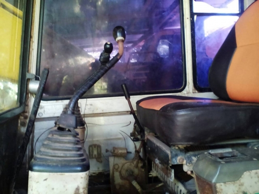 KOMATSU PC100-5 ไฟฟ้าครบ หน้าจอไม่มี เอวแน่น รถทำงานอยู่