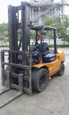 รถยกโตโยต้ารุ่น7 น้ำหนักยก 4.5 ตัน เสาสูง 4 เมตร เครื่องดีเซล เกียร์ออโต้