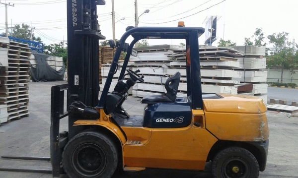 รถยกโตโยต้ารุ่น7 น้ำหนักยก 4.5 ตัน เสาสูง 4 เมตร เครื่องดีเซล เกียร์ออโต้