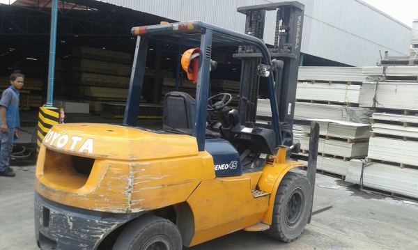 รถยกโตโยต้ารุ่น7 น้ำหนักยก 4.5 ตัน เสาสูง 4 เมตร เครื่องดีเซล เกียร์ออโต้