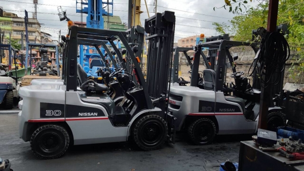 รถยกนิสสัน 3 ตัน เสาสูง 4 เมตร เครื่องดีเซล เกียร์ออโต้ รถใช้งานมาน้อย **** 290,000 *** รถยกนิสสัน 3 ตัน เสาสูง 4 เมตร เครื่องดีเซล เกียร์ออโต้ รถใช้งานมาน้อย **** 290,000 ***