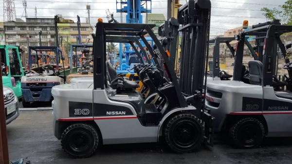 รถยกนิสสัน 3 ตัน เสาสูง 4 เมตร เครื่องดีเซล เกียร์ออโต้ รถใช้งานมาน้อย   ****  290,000 ***