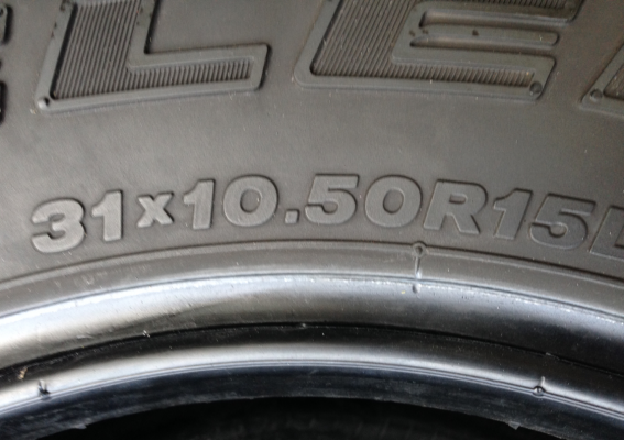 ยาง Bridgestone 31 10.5 R15 ปลายปี12 ดอกเต็ม ไม่มีปะ
