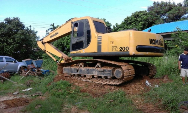 ขายรถแบคโฮ KOMATSU PC200-6 เอกสารเล่มทะเบียน ระบบไฟเต็ม ราคา 890000