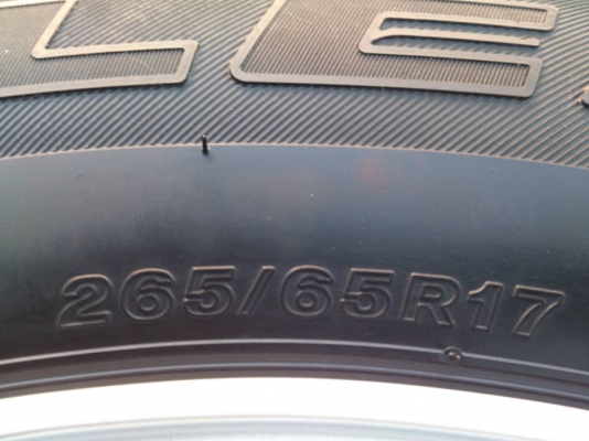 ขายแม็ก TOYOTA VIGO CHAMP ขอบ17 พร้อมยางบริดสโตน 265/65R17 ยางสัปดาห์ที่32ปี13 ดอกยางหนาสดสวยมากเท่ากันไม่แตกลายไม่ร้าวไม่กินข้างใข้งานน้อยมาก พร้อมน๊อตแท้ 24 ตัว
