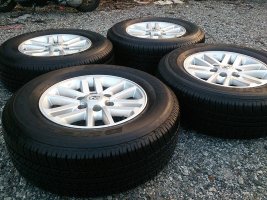 ขายแม็ก TOYOTA VIGO CHAMP ขอบ17 พร้อมยางบริดสโตน 265/65R17 ยางสัปดาห์ที่32ปี13 ดอกยางหนาสดสวยมากเท่ากันไม่แตกลายไม่ร้าวไม่กินข้างใข้งานน้อยมาก พร้อมน๊อตแท้ 24 ตัว
