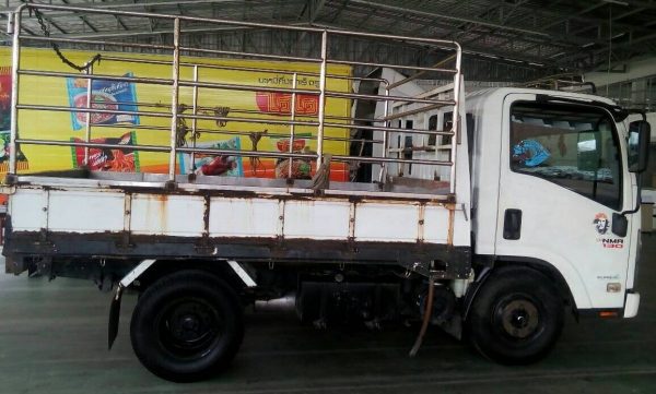 ขายรถบรรทุก 6 ล้อรั้ว ISUZU NMR 130 แรงม้าปี 2554 กระบะช่วงสั้น 3.20 เมตร ราคา 550000