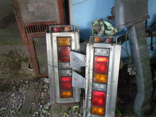 ขายกล่องไฟท้าย 10 ล้อใส่ได้ทุกรุ่น 3,500บาท