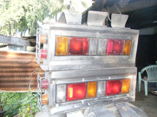 ขายกล่องไฟท้าย 10 ล้อใส่ได้ทุกรุ่น 3,500บาท