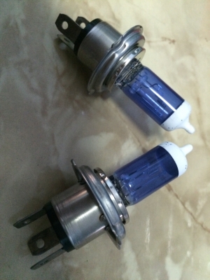 หลอดไ่ฟแต่ง H4 แสงสีขาว ยี่ห้อ PIAA มือ2 ญี่ปุ่น