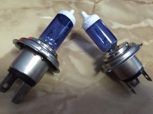 หลอดไ่ฟแต่ง H4 แสงสีขาว ยี่ห้อ PIAA มือ2 ญี่ปุ่น