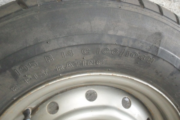 ล้ออะไหล่ 14นิ้ว 6รู พร้อมยางดอกเต็มๆ 1 ล้อ ราคา 900 บาท