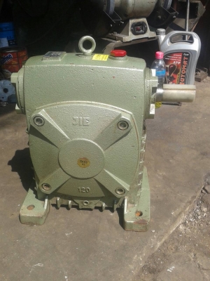 เกียรทด ใหม่  ขนาด สูง40ซม.เพลาเข้า  30 มม. ออก50มม. ทด 1/20  และ 1/40  มีอย่างละลูก