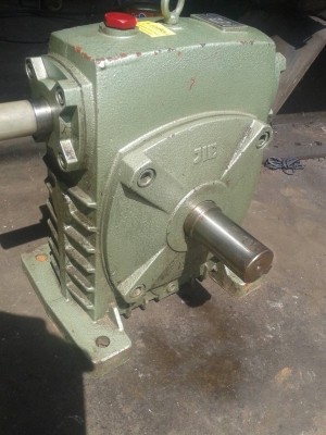 เกียรทด ใหม่  ขนาด สูง40ซม.เพลาเข้า  30 มม. ออก50มม. ทด 1/20  และ 1/40  มีอย่างละลูก