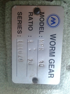 เกียรทด ใหม่  ขนาด สูง40ซม.เพลาเข้า  30 มม. ออก50มม. ทด 1/20  และ 1/40  มีอย่างละลูก