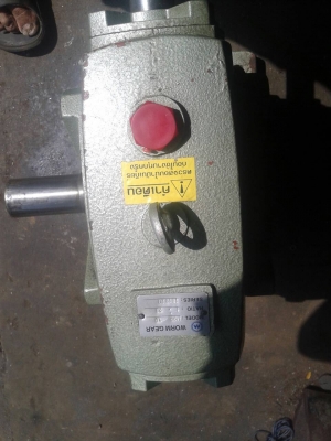 เกียรทด ใหม่  ขนาด สูง40ซม.เพลาเข้า  30 มม. ออก50มม. ทด 1/20  และ 1/40  มีอย่างละลูก