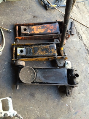 แม่แรง ทั้งหมด 3 ตัว (จระเข้)สภาพต้องซ่อม ราคา 3,500 บาท