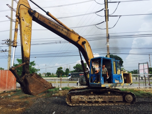 ขายKOMATSU PC200-3สภาพสวยพร้อมใช้ ติดต่อ คุณ อ๊อฟ พิจิตร 086-737-9991