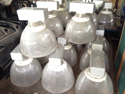 ขายโคมไฟโรงงานแบบใส เส้นผ่านศูนย์กลาง 22 นิ้ว ใช้หลอด 250Wหรือ 400W ก็ได้ สภาพสวย พร้อมใช้งานมีหลายชุดครับ