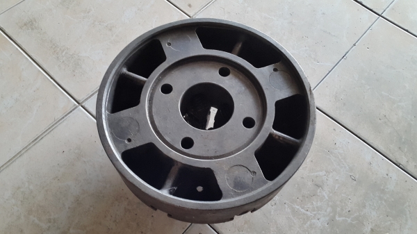 4 จับ แท่นกลึง 12 นิ้ว พร้อมใช้งาน สภาพสวย ๆ 4,000