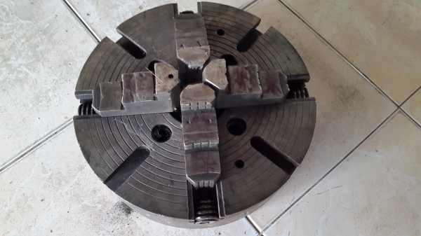 4 จับ แท่นกลึง 12 นิ้ว พร้อมใช้งาน สภาพสวย ๆ 4,000