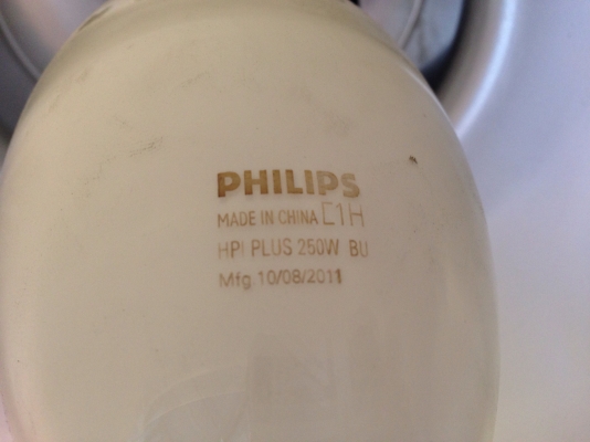 ขายโคมไฟโรงงานแบบโครงอลูมิเนียม Philips เส้นผ่านศูนย์กลาง 20 นิ้ว ใช้หลอด 250W สภาพสวย พร้อมใช้งานมีหลายชุดครับ